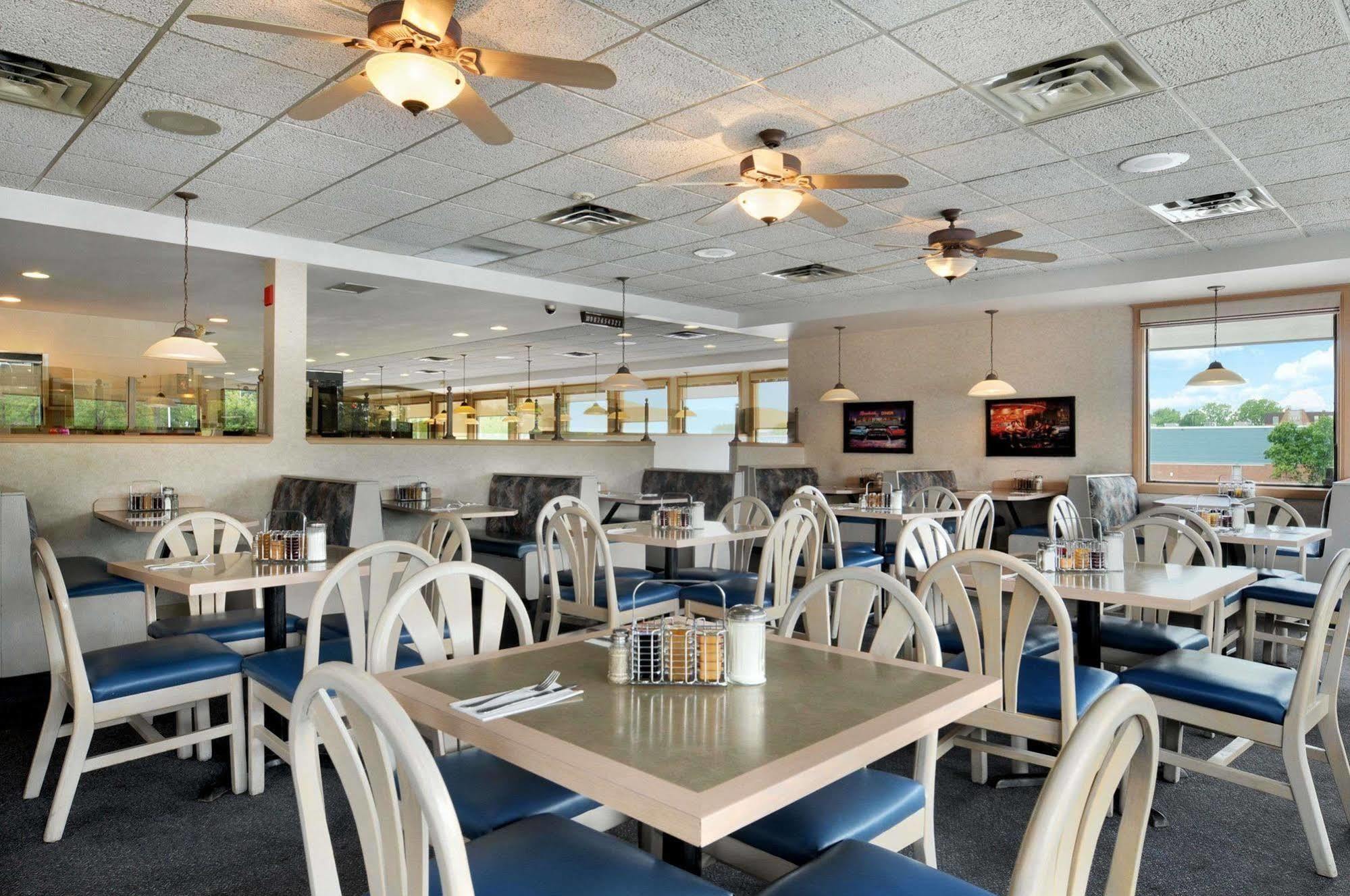 Days Inn By Wyndham Niagara Falls Lundys Lane Esterno foto