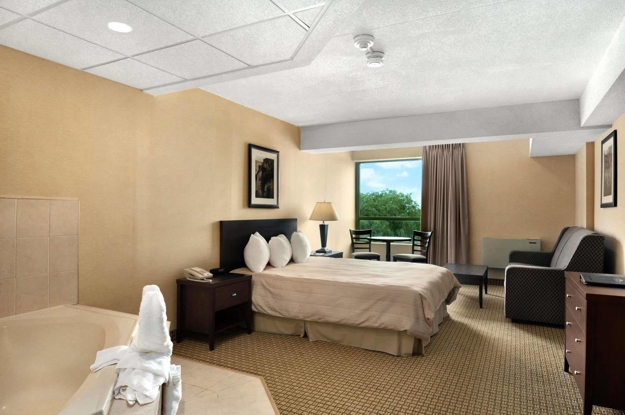 Days Inn By Wyndham Niagara Falls Lundys Lane Esterno foto